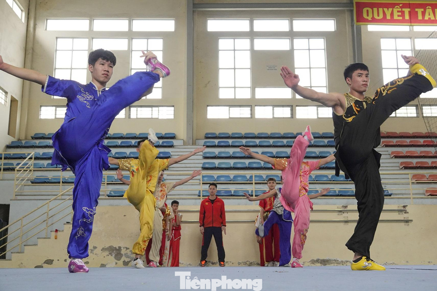 Các VĐV thực hiện bài khởi động trước khi bước vào các bài tập. Ảnh: Nguyễn Minh