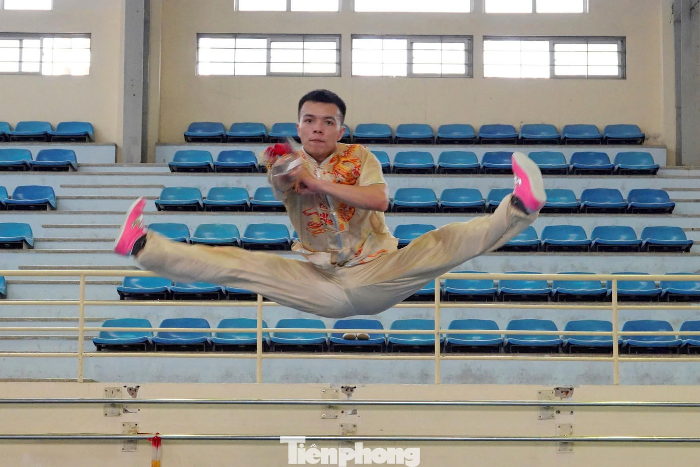 VĐV lớn tuổi nhất đội là Nguyễn Hữu Hà Sơn (SN 1999) biểu diễn kiếm thuật với pha bay người lên cao chuẩn xác. Ảnh: Nguyễn Minh