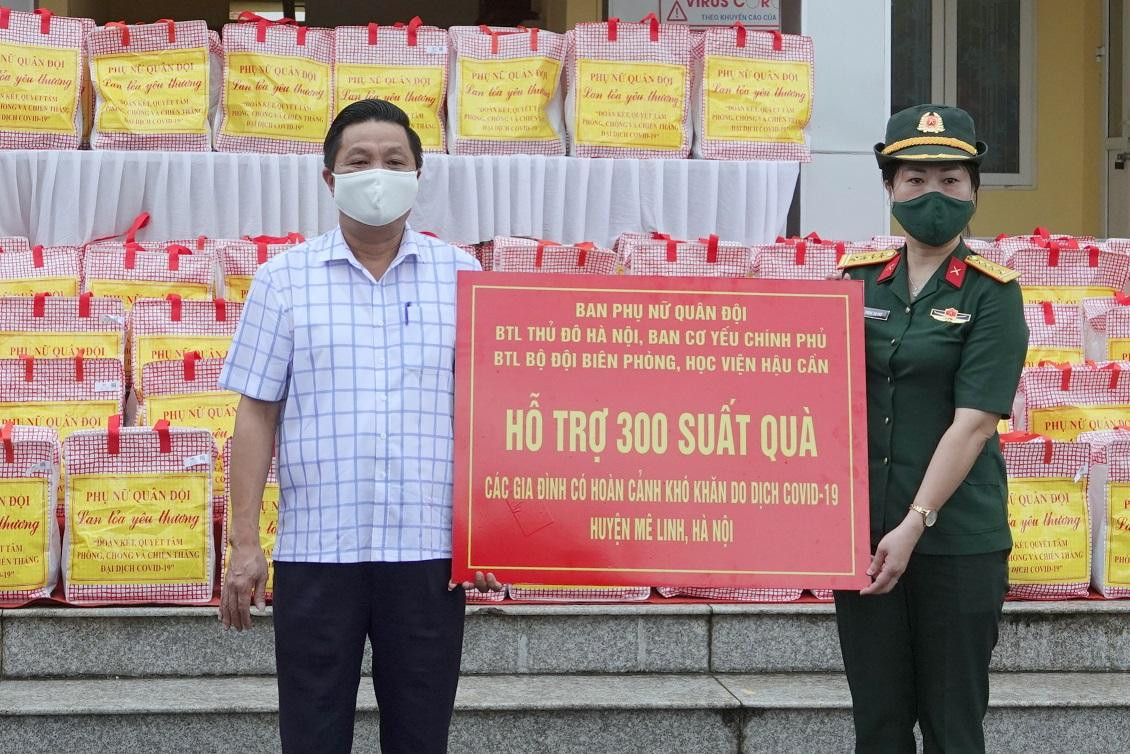 Đại tá Phùng Thị Phú, Trưởng ban Phụ nữ Quân đội gửi tặng 300 suất quà cho người dân khó khăn ở huyện Mê Linh Đại tá Phùng Thị Phú, Trưởng ban Phụ nữ Quân đội gửi tặng 300 suất quà cho người dân khó khăn ở huyện Mê Linh
