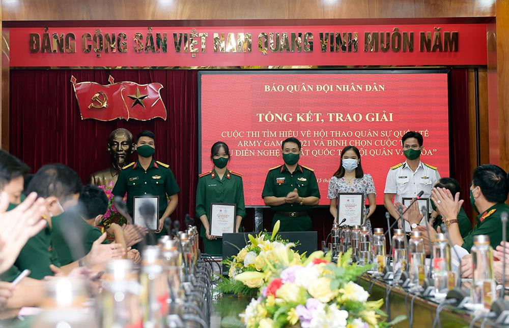 Đại tá Ngô Anh Thu trao giấy khen tặng các cá nhân đoạt giải cuộc thi tìm hiểu về Army Games 2021