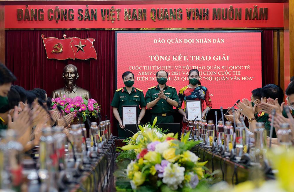 Đại tá Trần Anh Tuấn, Phó Tổng biên tập Báo Quân đội Nhân dân trao giải Ba cuộc thi bình chọn trực tuyến Biểu diễn nghệ thuật quốc tế "Đội quân văn hóa" tặng các cá nhân.