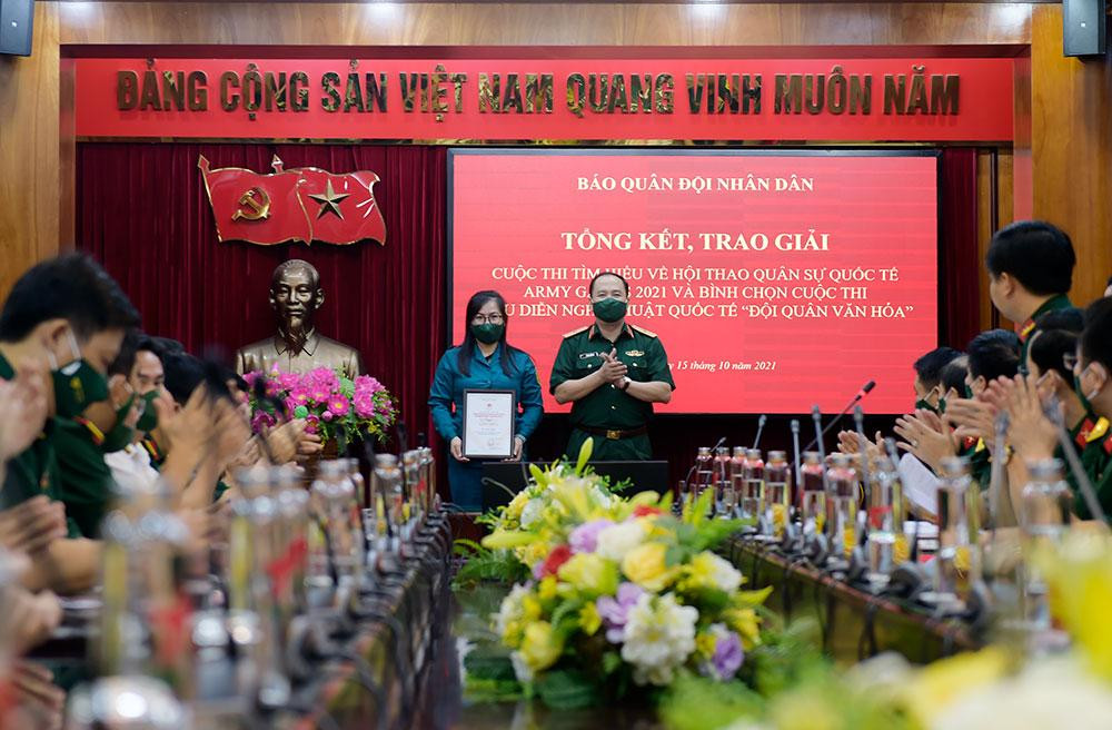 Thiếu tướng Đoàn Xuân Bộ trao giải Nhất cá nhân cuộc thi bình chọn trực tuyến Biểu diễn nghệ thuật quốc tế "Đội quân văn hóa"