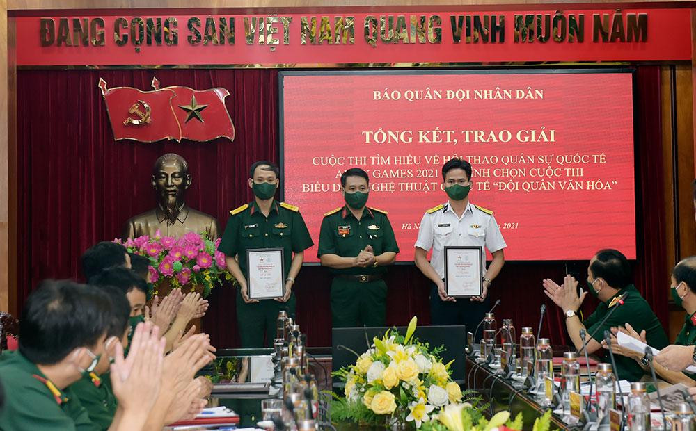 Đại tá Ngô Anh Thu, Phó Tổng biên tập báo Quân đội Nhân dân, Phó trưởng Ban tổ chức cuộc thi trao giải Nhì cuộc thi tìm hiểu về Army Games 2021 tặng các tập thể.