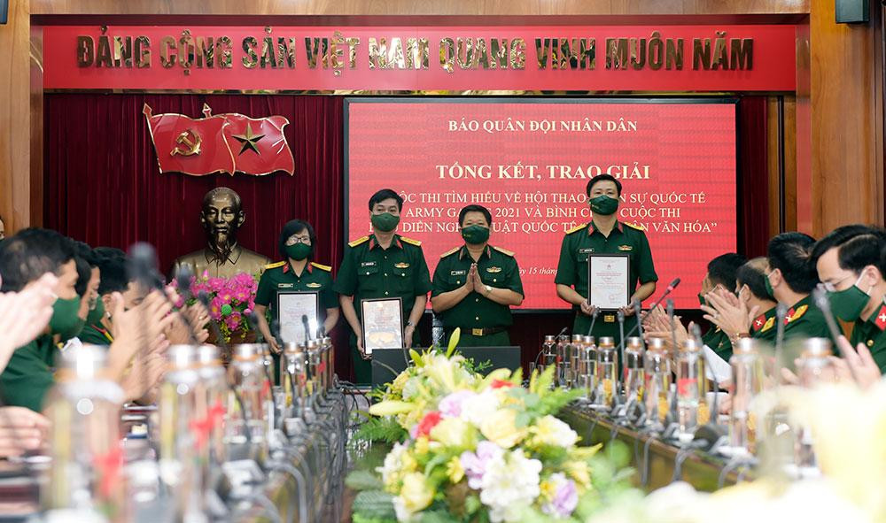 Thiếu tướng Lê Xuân Sang, Phó Cục trưởng Cục Tuyên huấn (Tổng cục Chính trị) trao giải tặng các tập thể giành kết quả cao tại cuộc thi bình chọn trực tuyến Biểu diễn nghệ thuật quốc tế "Đội quân văn hóa"