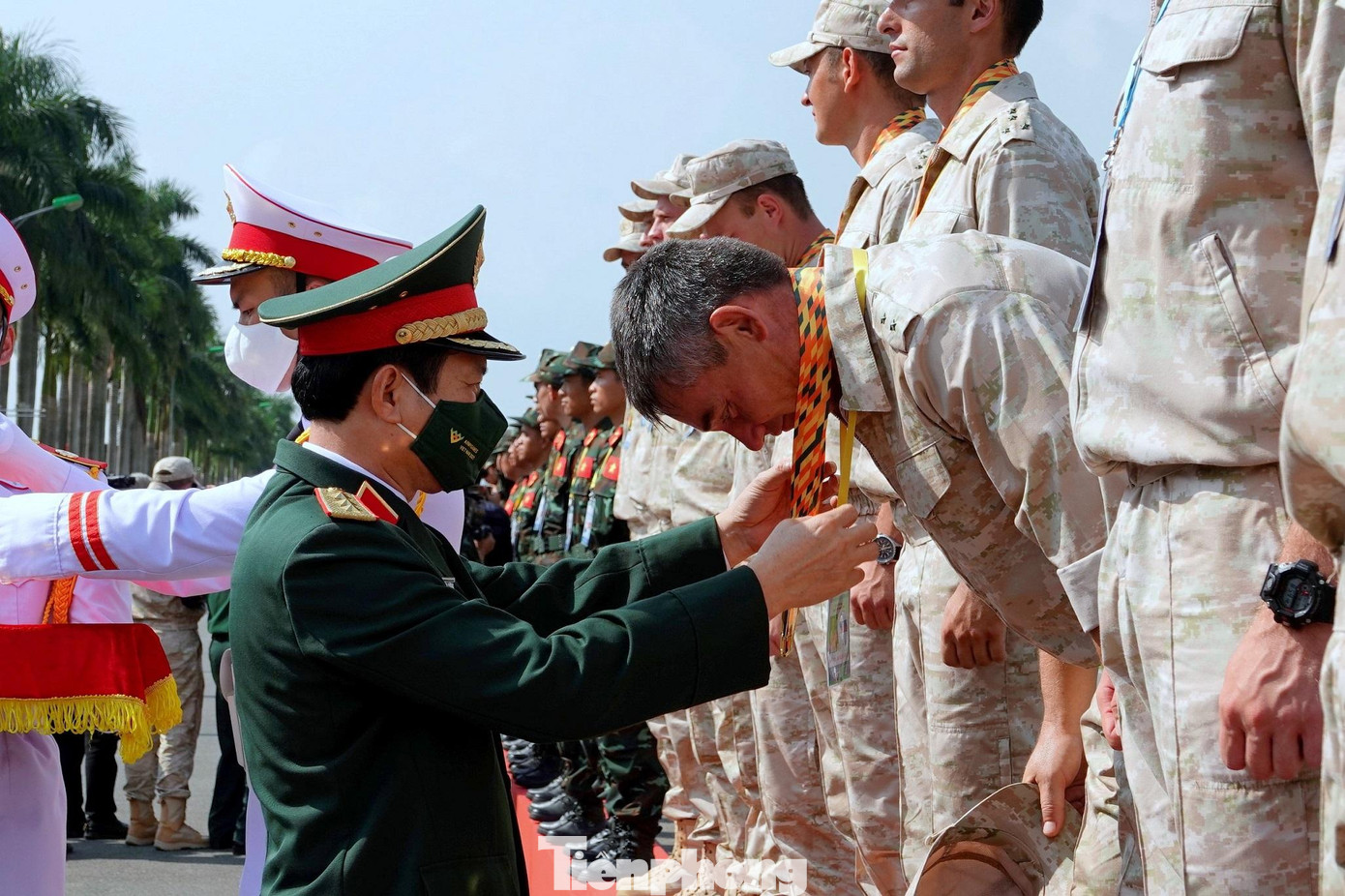 Tổng Tham mưu trưởng QĐND Việt Nam - Thượng tướng Nguyễn Tân Cương trao Huy chương Vàng cuộc thi Vùng tai nạn cho đội tuyển Quân đội Nga. Ảnh: Nguyễn Minh