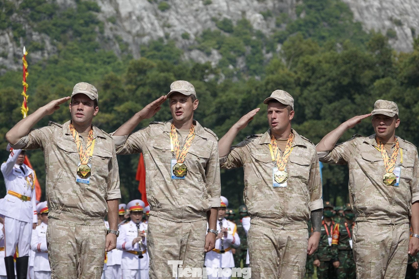 Thành viên đội tuyển Nga tham gia cuộc thi Vùng tai nạn thực hiện nghi lễ chào cờ