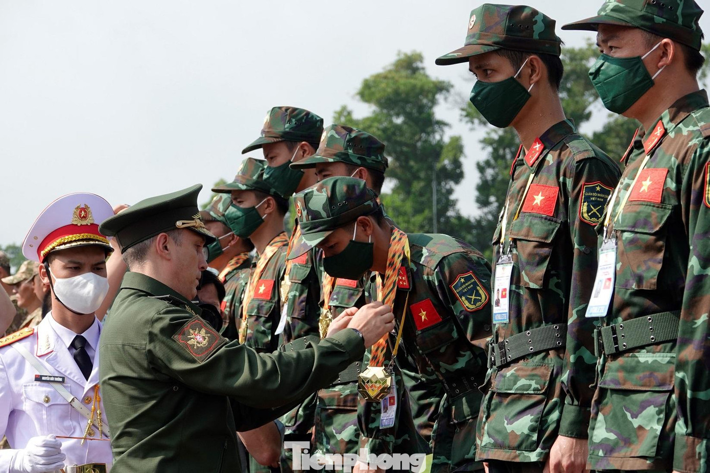 Thứ trưởng Bộ Quốc phòng Nga Krivoruchko Aleksei Iurievich trao Huy chương Vàng cho thành viên đội tuyển bắn tỉa của Quân đội nhân dân Việt Nam. Ảnh: Nguyễn Minh
