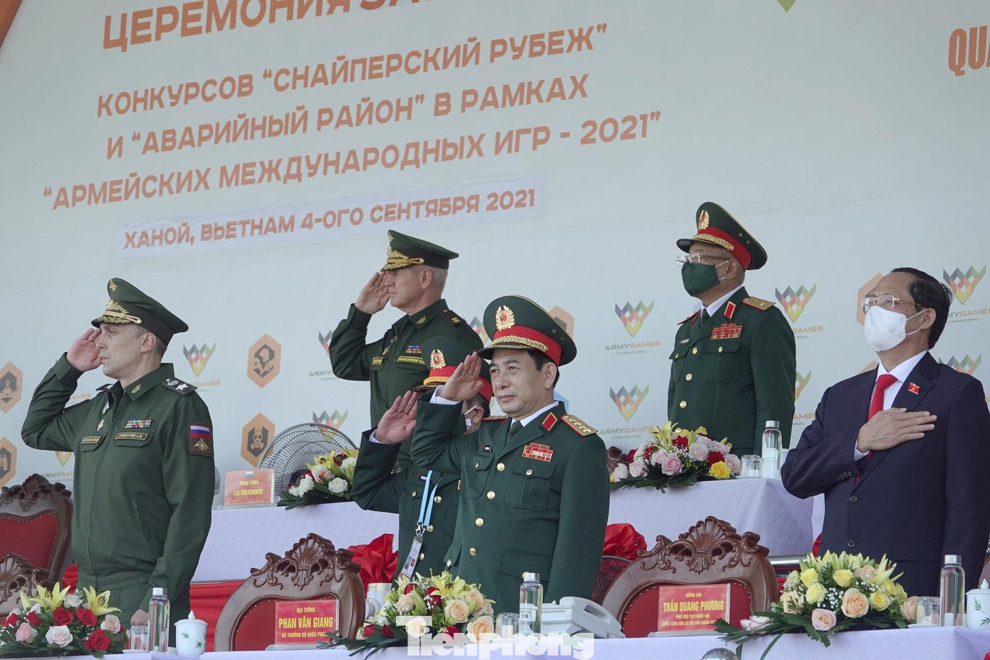 Quan chức hai nước chào cờ quốc gia có đội tuyển giành Cúp vô địch cuộc thi Xạ thủ bắn tỉa tại lễ bế mạc. Ảnh: Nguyễn Minh