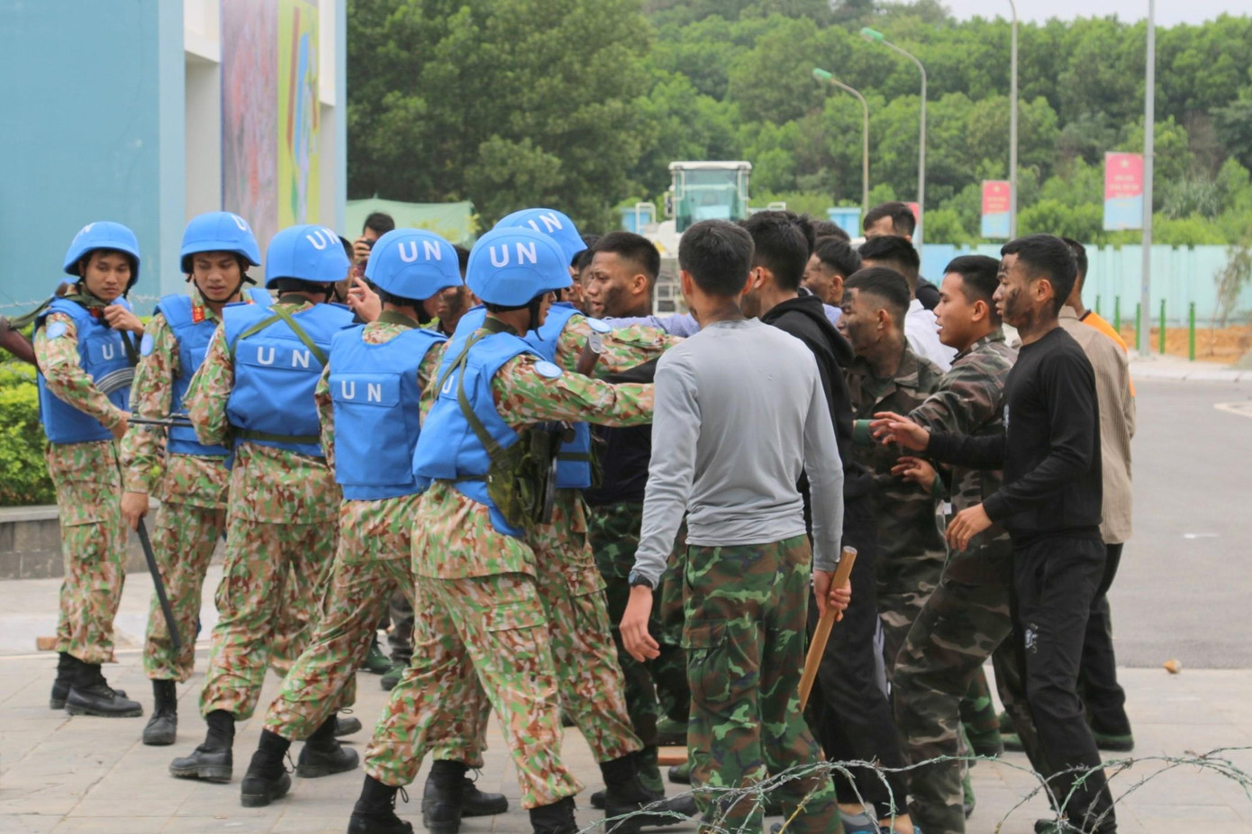 Quân nhân Đội Công binh số 1 thực hiện tình huống giải tán đám đông