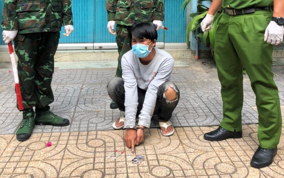 Tổ tuần tra đã lập biên bản sự việc và bàn giao đối tượng cho công an phường 2, Quận 6 giải quyết theo qui định. Tổ tuần tra đã lập biên bản sự việc và bàn giao đối tượng cho công an phường 2, Quận 6 giải quyết theo qui định.