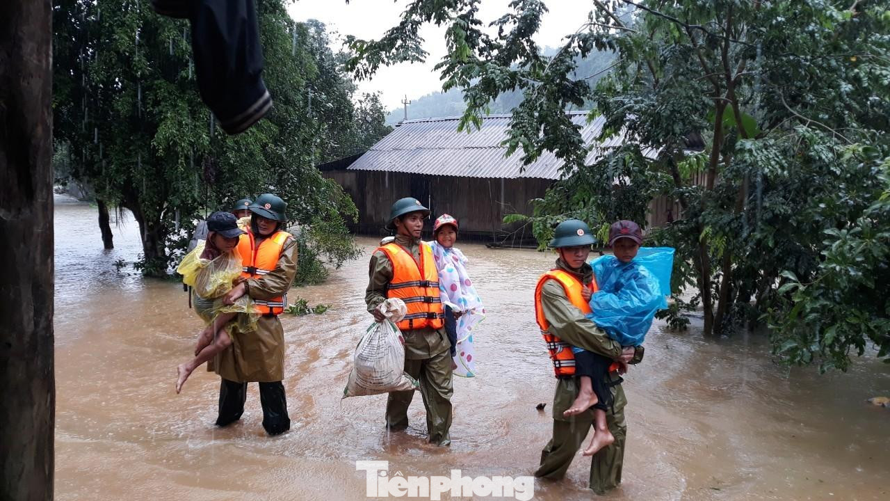 Cán bộ, ĐVTN Quân đội giúp dân trong bão lũ, thiên tai Cán bộ, ĐVTN Quân đội giúp dân trong bão lũ, thiên tai