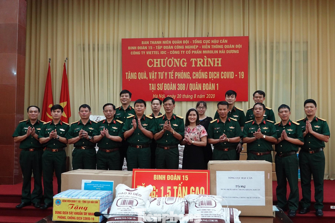 Ban Thanh niên Quân đội phối hợp tổ chức trao tặng quà, vật tư y tế chống dịch Ban Thanh niên Quân đội phối hợp tổ chức trao tặng quà, vật tư y tế chống dịch