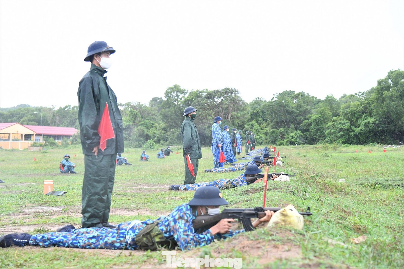 Chiến sĩ mới thực hành bắn súng tiểu liên AK