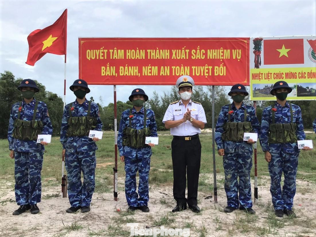 Chuẩn Đô đốc Nguyễn Đăng Tiến, Chính ủy Vùng 5 Hải quân tặng hoa bắn giỏi cho các chiến sĩ đạt thành tích tốt