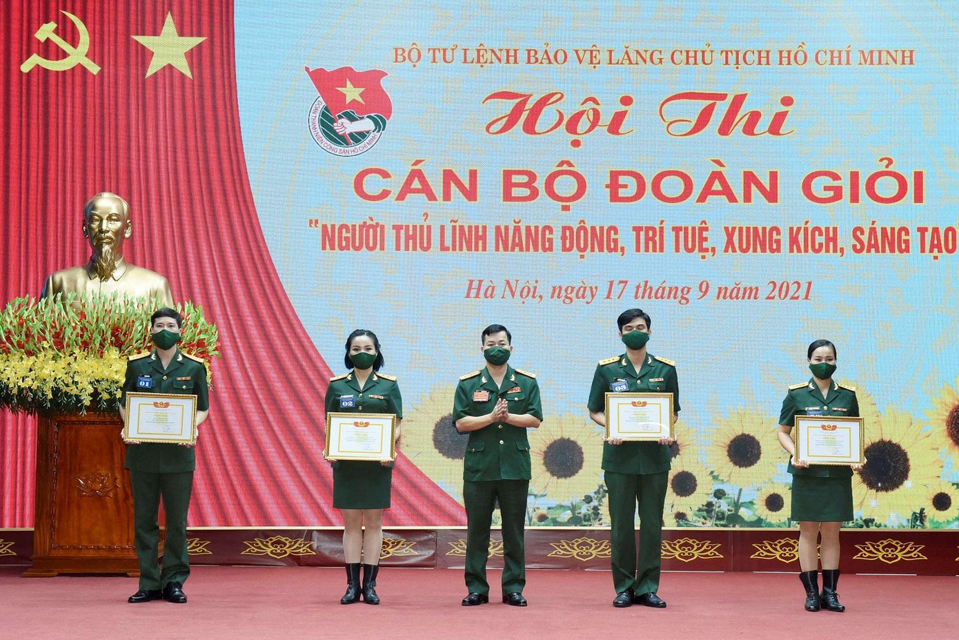 Đại tá Đỗ Hoàng Việt, Chủ nhiệm Chính trị Bộ tư lệnh Bảo vệ Lăng trao chứng nhận Cán bộ Đoàn giỏi năm 2021 cho các thí sinh Đại tá Đỗ Hoàng Việt, Chủ nhiệm Chính trị Bộ tư lệnh Bảo vệ Lăng trao chứng nhận Cán bộ Đoàn giỏi năm 2021 cho các thí sinh