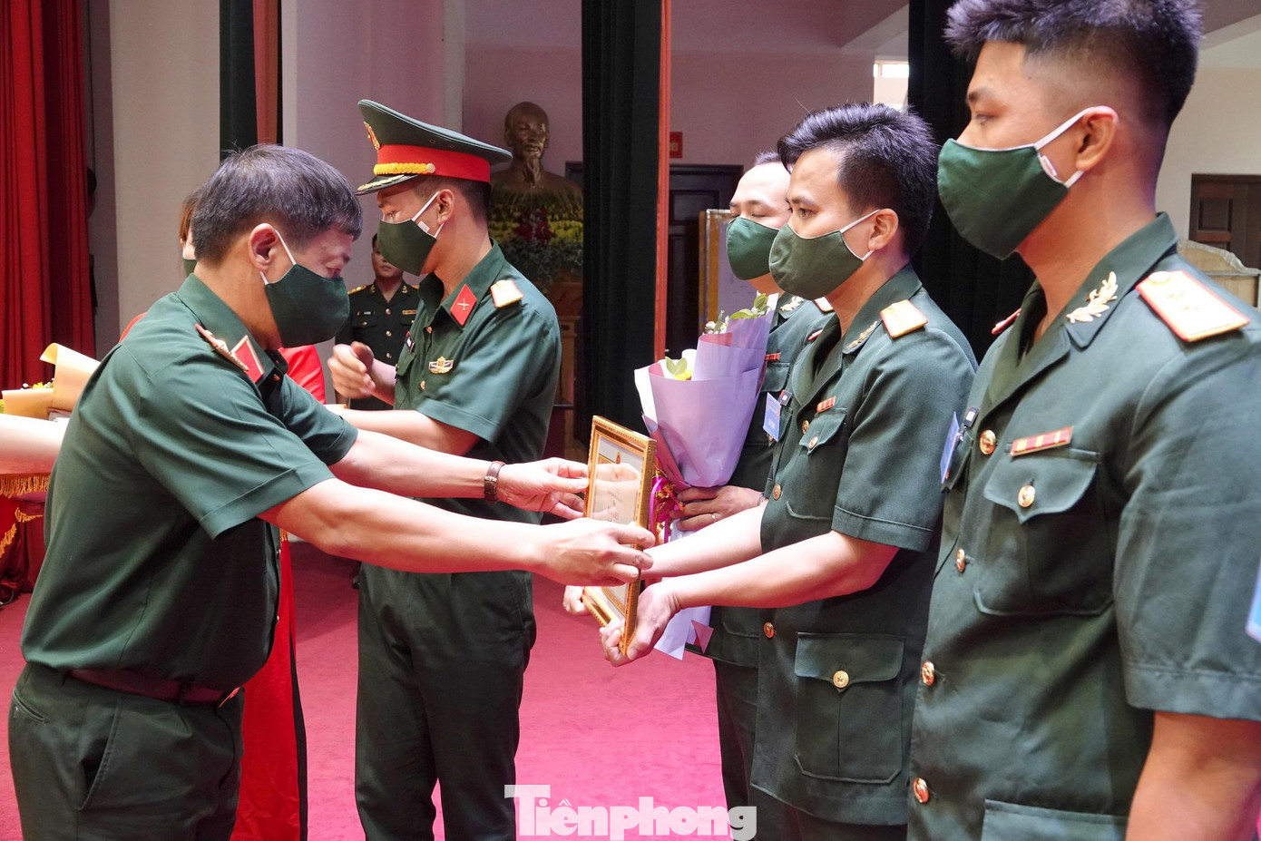 Thiếu tướng, Tiến sĩ Lê Văn Duy, Chính ủy Trường SQLQ 1 trao giải cho các cán bộ Đoàn đạt giải nhất, nhì, ba, khuyến khích Thiếu tướng, Tiến sĩ Lê Văn Duy, Chính ủy Trường SQLQ 1 trao giải cho các cán bộ Đoàn đạt giải nhất, nhì, ba, khuyến khích