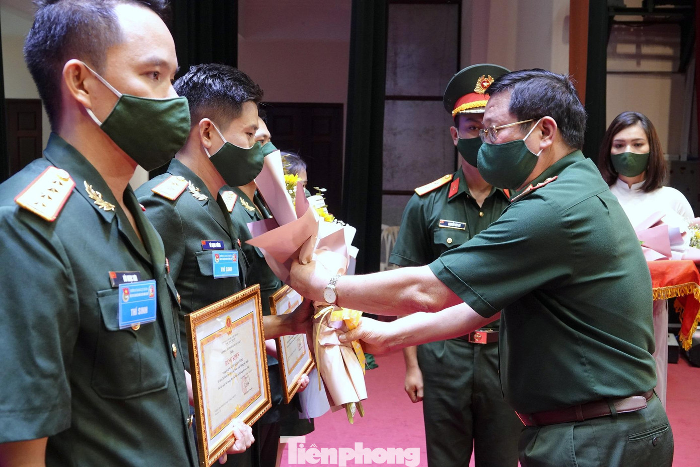 Trung tướng, PGS.TS Đỗ Viết Toản, Hiệu trưởng Trường SQLQ 1 trao giải cho các cán bộ Đoàn đạt giải nhất, nhì, ba, khuyến khích Trung tướng, PGS.TS Đỗ Viết Toản, Hiệu trưởng Trường SQLQ 1 trao giải cho các cán bộ Đoàn đạt giải nhất, nhì, ba, khuyến khích