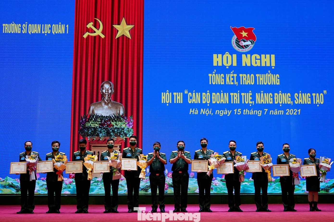 Trung tướng, PGS.TS Đỗ Viết Toản, Hiệu trưởng Trường SQLQ 1 và Thiếu tướng, Tiến sĩ Lê Văn Duy, Chính ủy Trường SQLQ 1 trao giải cho các cán bộ Đoàn đạt giải nhất, nhì, ba, khuyến khích Trung tướng, PGS.TS Đỗ Viết Toản, Hiệu trưởng Trường SQLQ 1 và Thiếu tướng, Tiến sĩ Lê Văn Duy, Chính ủy Trường SQLQ 1 trao giải cho các cán bộ Đoàn đạt giải nhất, nhì, ba, khuyến khích