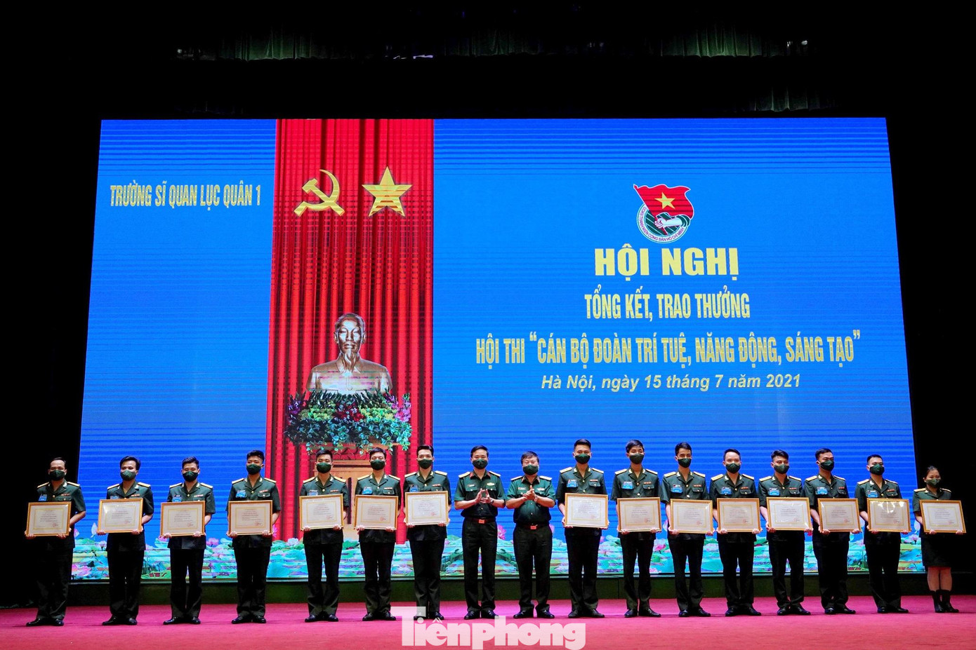 Thiếu tướng Nguyễn Xuân Điệp, Phó Chính ủy Trường SQLQ 1, Trưởng ban tổ chức Hội thi và Thượng tá Nguyễn Đức Cương, Phó Trưởng ban Thanh niên Quân đội trao Chứng nhận cán bộ Đoàn giỏi cho các cá nhân xuất sắc Thiếu tướng Nguyễn Xuân Điệp, Phó Chính ủy Trường SQLQ 1, Trưởng ban tổ chức Hội thi và Thượng tá Nguyễn Đức Cương, Phó Trưởng ban Thanh niên Quân đội trao Chứng nhận cán bộ Đoàn giỏi cho các cá nhân xuất sắc