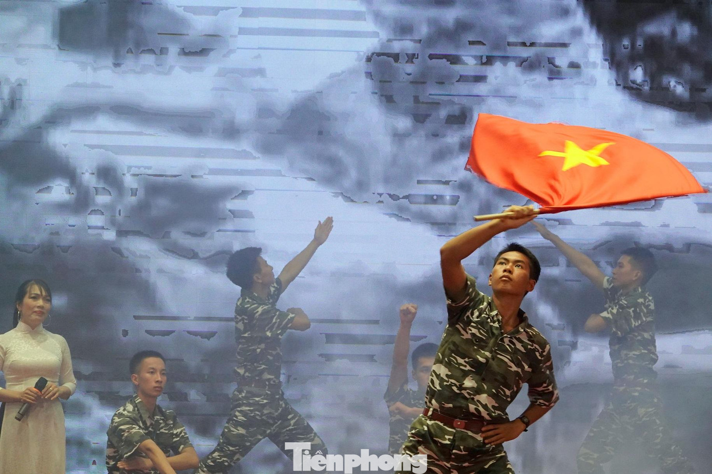 Biểu diễn văn nghệ tại lễ tổng kết Biểu diễn văn nghệ tại lễ tổng kết