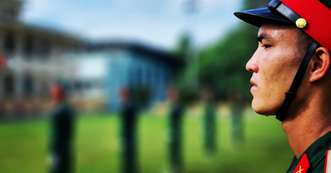 Lúc mới tập rất nhanh mệt, có người đổ sập xuống. Thời gian đầu mới huấn luyện, một phần ba chiến sĩ bị “đổ”. Nếu không có quyết tâm và ý chí cao sẽ không vượt qua được thử thách này.