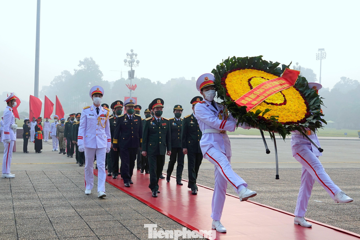 Các đại biểu dâng hoa và vào Lăng viếng Bác Các đại biểu dâng hoa và vào Lăng viếng Bác