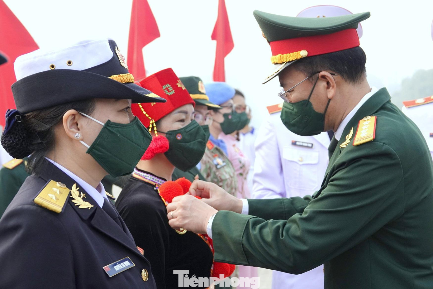 Đại tá Đinh Quốc Hùng, Bí thư Đảng ủy Đoàn 969, Chính ủy Bộ tư lệnh Bảo vệ Lăng Chủ tịch Hồ Chí Minh gắn Huy hiệu Bác Hồ cho các đại biểu ưu tú của phụ nữ Quân đội tại lễ báo công Đại tá Đinh Quốc Hùng, Bí thư Đảng ủy Đoàn 969, Chính ủy Bộ tư lệnh Bảo vệ Lăng Chủ tịch Hồ Chí Minh gắn Huy hiệu Bác Hồ cho các đại biểu ưu tú của phụ nữ Quân đội tại lễ báo công