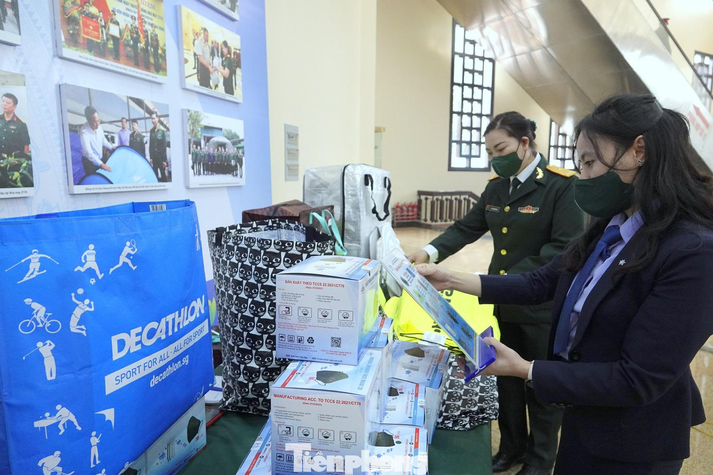 Hội viên phụ nữ Nhà máy Z176 (Tổng cục Công nghiệp quốc phòng) chuẩn bị gian trưng bày các sản phẩm nổi bật tại Đại hội, sáng 12/12. Hội viên phụ nữ Nhà máy Z176 (Tổng cục Công nghiệp quốc phòng) chuẩn bị gian trưng bày các sản phẩm nổi bật tại Đại hội, sáng 12/12.