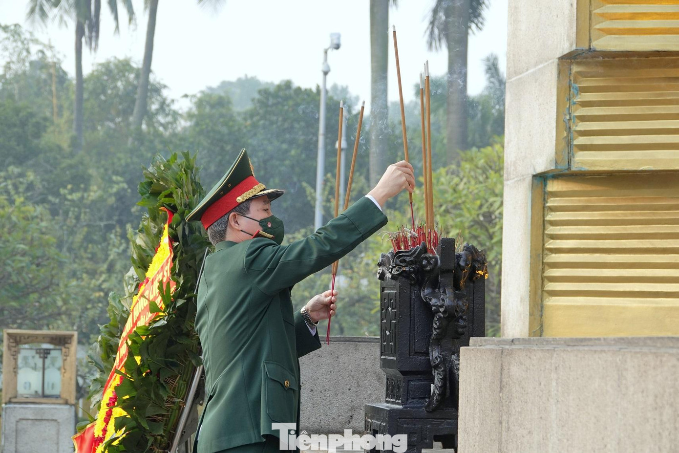 Thượng tướng Đỗ Căn, Phó Chủ nhiệm Tổng cục Chính trị QĐND Việt Nam dâng hương tại Đài tưởng niệm Anh hùng Liệt sĩ Bắc Sơn Thượng tướng Đỗ Căn, Phó Chủ nhiệm Tổng cục Chính trị QĐND Việt Nam dâng hương tại Đài tưởng niệm Anh hùng Liệt sĩ Bắc Sơn