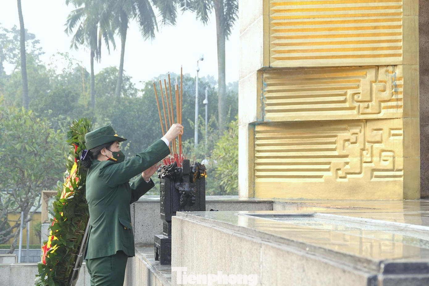 Đại tá Phùng Thị Phú, Trưởng ban Phụ nữ Quân đội dâng hương tại Đài tưởng niệm Anh hùng Liệt sĩ Bắc Sơn Đại tá Phùng Thị Phú, Trưởng ban Phụ nữ Quân đội dâng hương tại Đài tưởng niệm Anh hùng Liệt sĩ Bắc Sơn