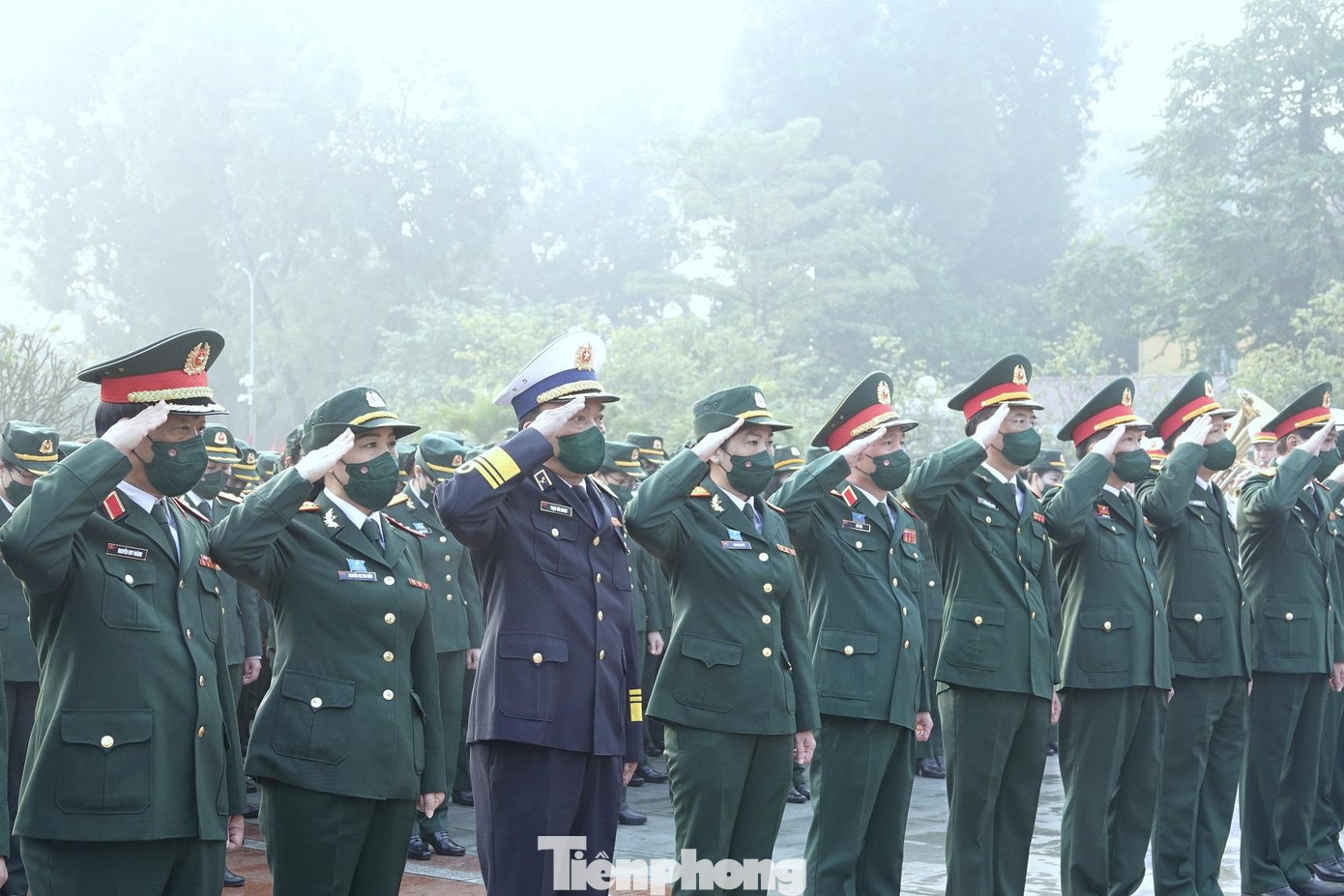 Các đại biểu thực hiện lễ dâng hương tại Đài tưởng niệm các Anh hùng Liệt sĩ Bắc Sơn Các đại biểu thực hiện lễ dâng hương tại Đài tưởng niệm các Anh hùng Liệt sĩ Bắc Sơn