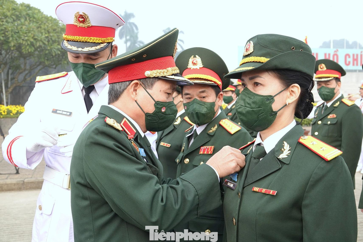Thượng tướng Đỗ Căn, Phó Chủ nhiệm Tổng cục Chính trị QĐND Việt Nam gắn Huy hiệu Bác Hồ cho các đại biểu ưu tú của phụ nữ Quân đội tại lễ báo công. Ảnh: Nguyễn Minh Thượng tướng Đỗ Căn, Phó Chủ nhiệm Tổng cục Chính trị QĐND Việt Nam gắn Huy hiệu Bác Hồ cho các đại biểu ưu tú của phụ nữ Quân đội tại lễ báo công. Ảnh: Nguyễn Minh