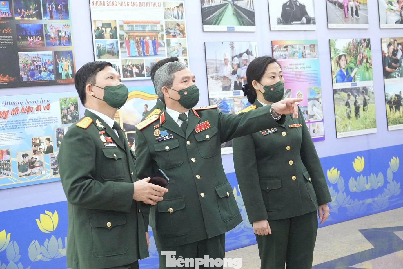 Lãnh đạo Tổng cục Chính trị QĐND Việt Nam, Ban Phụ nữ Quân đội kiểm tra công tác chuẩn bị cho Đại hội đại biểu Phụ nữ Quân đội lần thứ VII tại hội trường Bộ Quốc phòng, sáng 12/12. Theo kế hoạch, phiên làm việc chính thức của Đại hội sẽ khai mạc vào sáng 13/12. Lãnh đạo Tổng cục Chính trị QĐND Việt Nam, Ban Phụ nữ Quân đội kiểm tra công tác chuẩn bị cho Đại hội đại biểu Phụ nữ Quân đội lần thứ VII tại hội trường Bộ Quốc phòng, sáng 12/12. Theo kế hoạch, phiên làm việc chính thức của Đại hội sẽ khai mạc vào sáng 13/12.