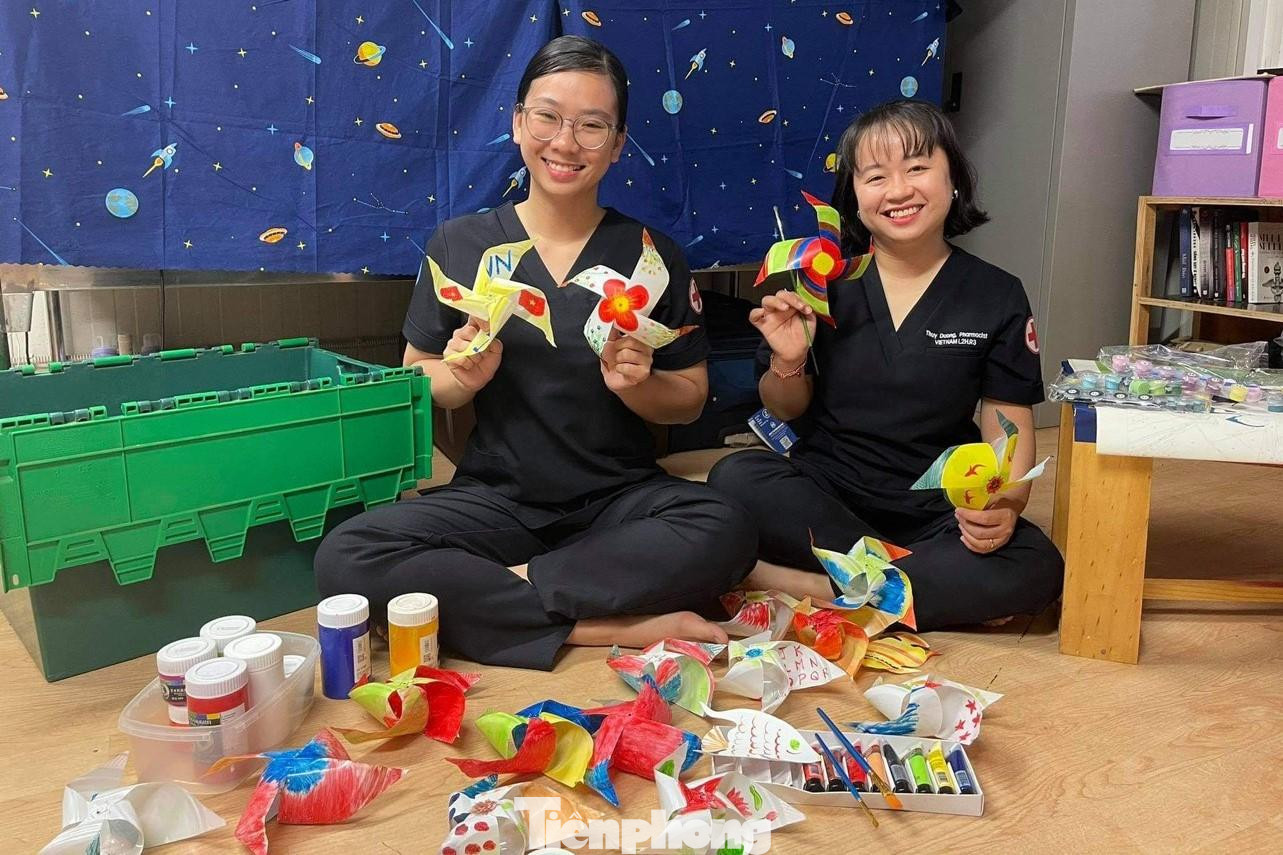 Nữ đoàn viên mũ nồi xanh Việt Nam còn làm những chiếc chong chóng xinh xắn và bắt mắt được tái chế từ rác thải nhựa để trang trí quanh khu vực trồng cây. Nữ đoàn viên mũ nồi xanh Việt Nam còn làm những chiếc chong chóng xinh xắn và bắt mắt được tái chế từ rác thải nhựa để trang trí quanh khu vực trồng cây.