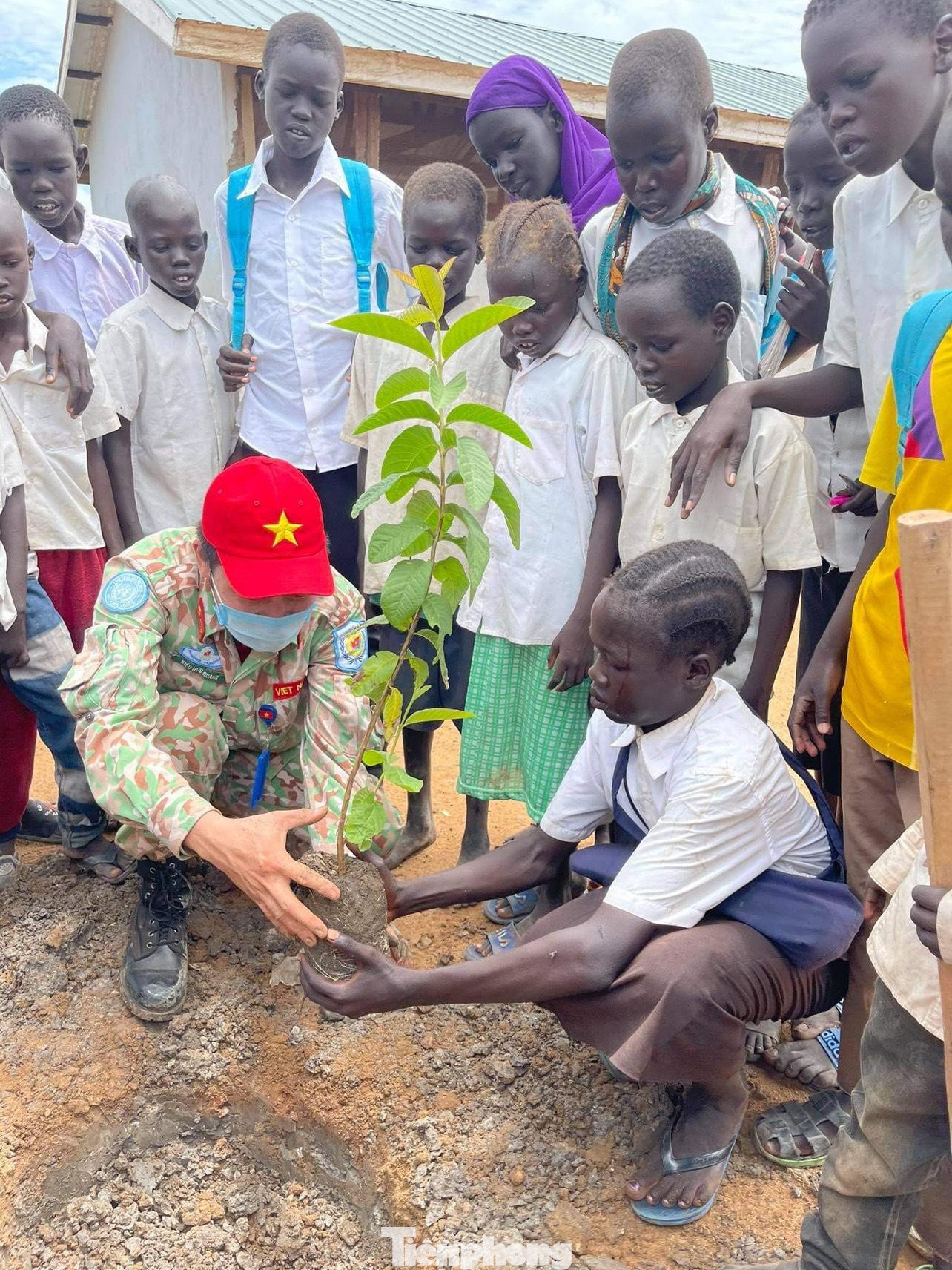 Chiến sĩ mũ nồi xanh Việt Nam và học sinh Nam Sudan chung tay xây dựng không gian xanh trong trường học Chiến sĩ mũ nồi xanh Việt Nam và học sinh Nam Sudan chung tay xây dựng không gian xanh trong trường học