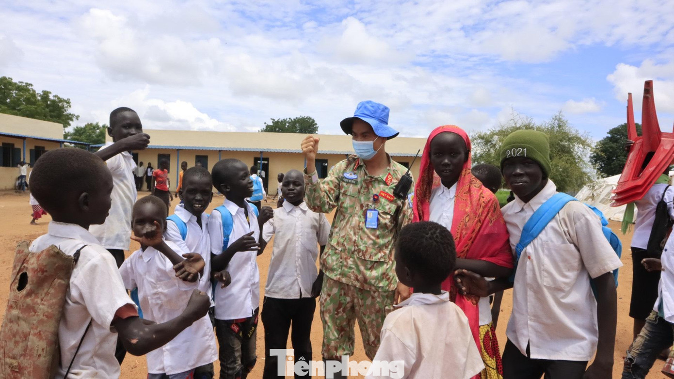 Nhân viên BVDC 2.3 trò chuyện, hướng dẫn các em nhỏ Nam Sudan cách chăm sóc sức khỏe, phòng chống dịch bệnh Nhân viên BVDC 2.3 trò chuyện, hướng dẫn các em nhỏ Nam Sudan cách chăm sóc sức khỏe, phòng chống dịch bệnh