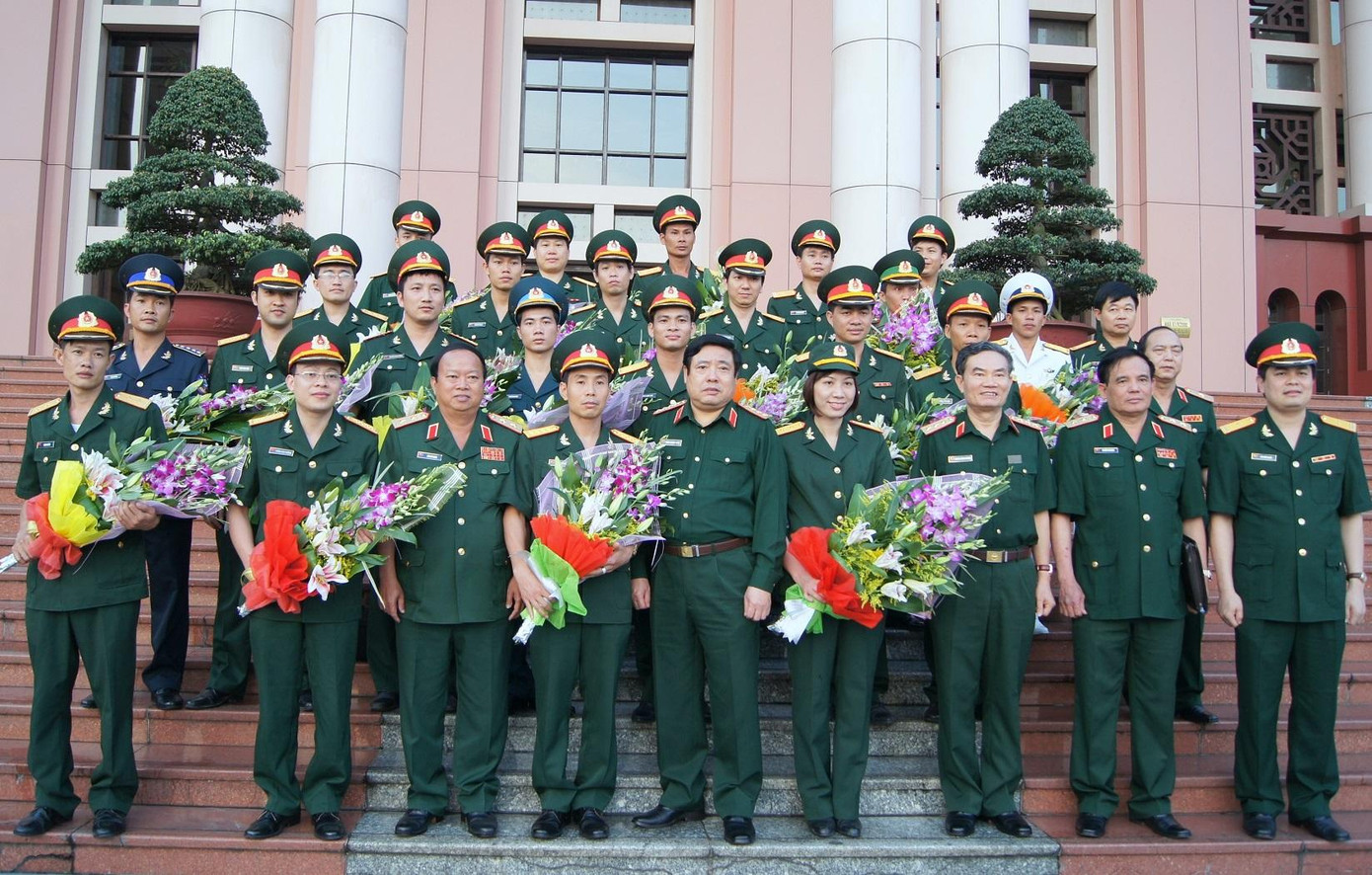 Đại tướng Phùng Quang Thanh và lãnh đạo Bộ Quốc phòng cùng các Gương mặt trẻ tiêu biểu và triển vọng toàn quân năm 2011. Ảnh: Nguyễn Minh