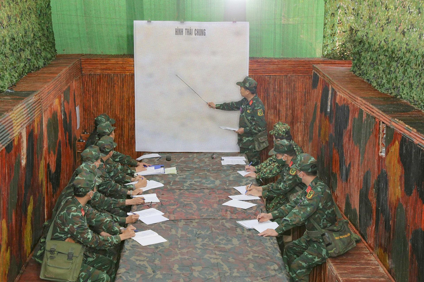 Chỉ huy Sư đoàn 3 triển khai nhiệm vụ cho các đơn vị trong cuộc diễn tập