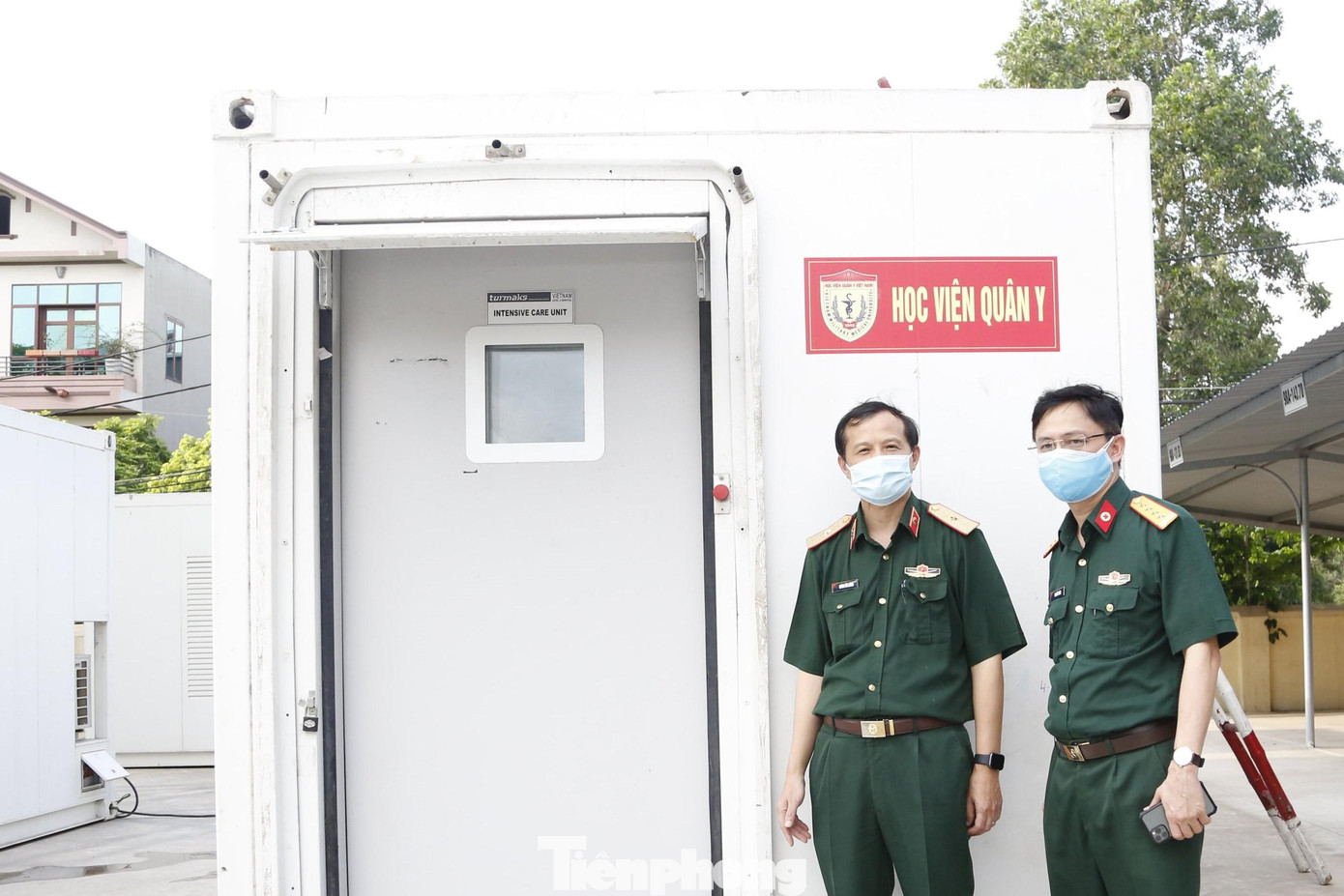 Thiếu tướng, PGS.TS Hoàng Văn Lương, Phó Giám đốc Học viên Quân y (bên trái) làm Trưởng ban chỉ huy Trung tâm xét nghiệm dã chiến