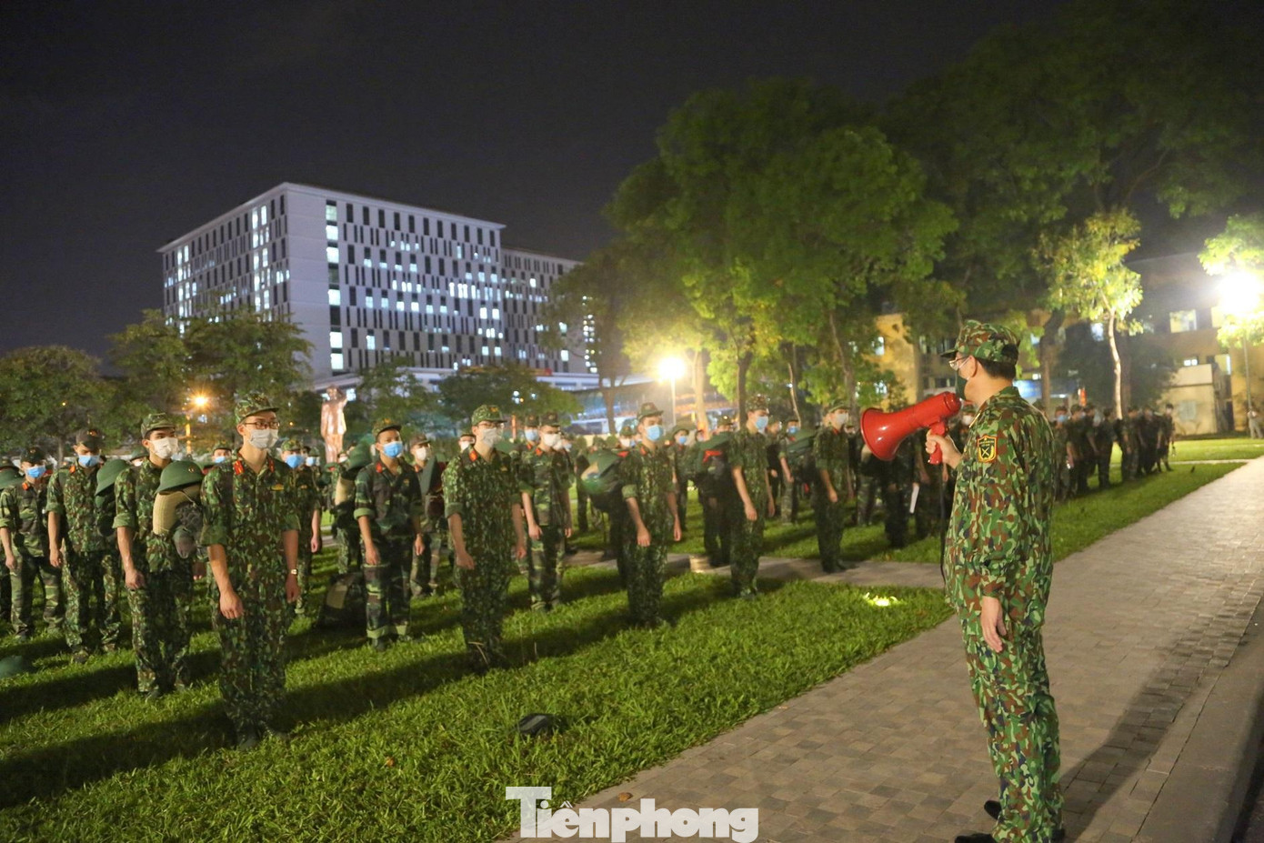 Phổ biến, hạ đạt mệnh lệnh hành quân cho cán bộ, y bác sĩ, học viên Học viện Quân y trước khi lên đường tới Bắc Giang chi viện chống dịch, tối 16/5