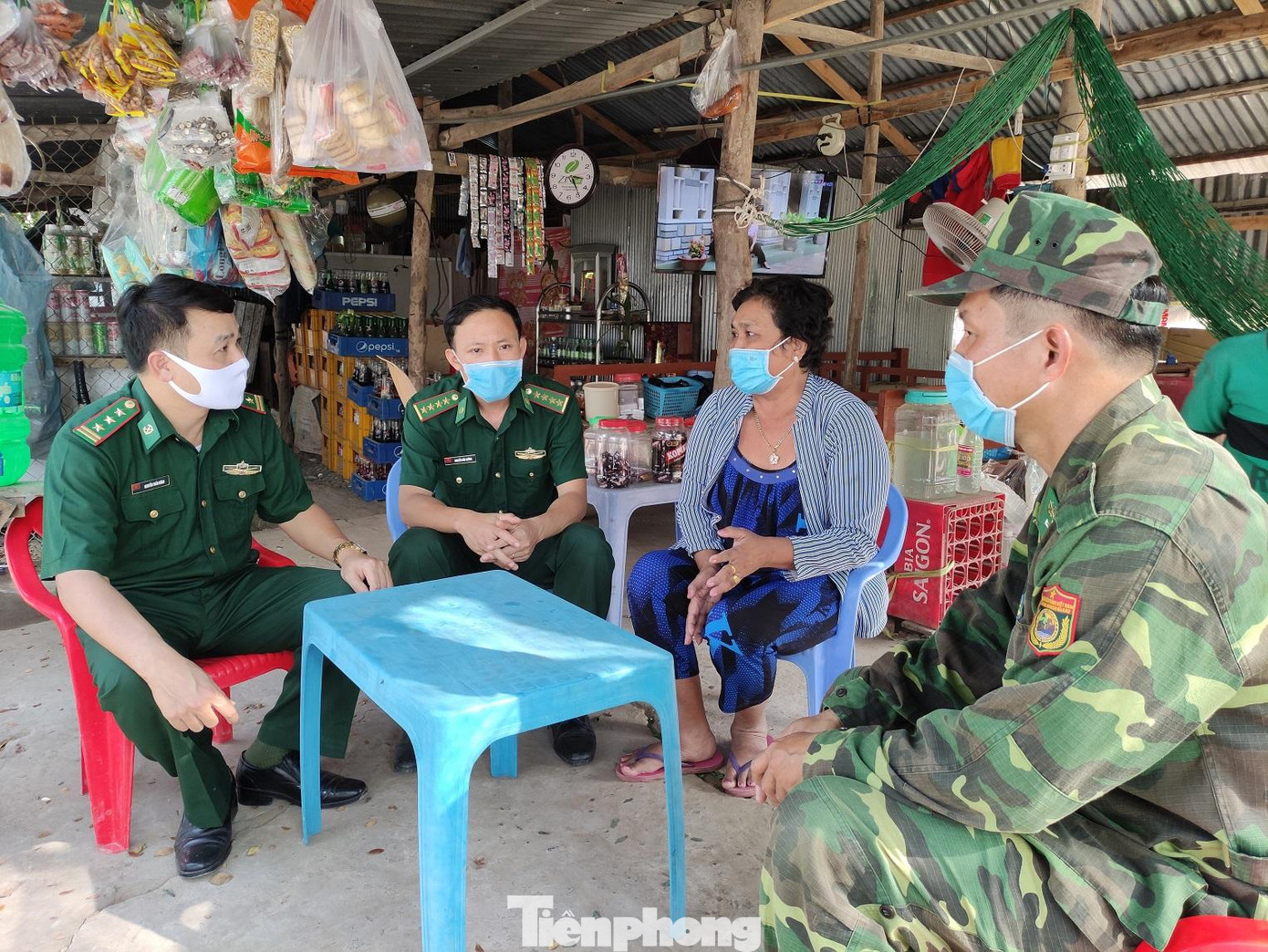 BĐBP tuyên truyền về phòng chống dịch COVID-19 cho người dân trên tuyến biên giới Tây Nam