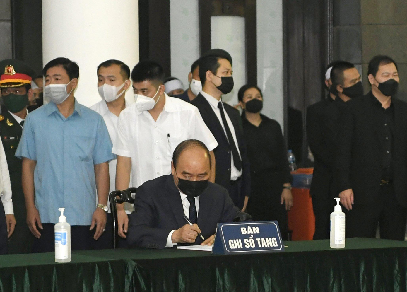 Chủ tịch nước Nguyễn Xuân Phúc tiếc thương và trân trọng ghi sổ tang tại Lễ viếng và Lễ truy điệu Đại tướng Phùng Quang Thanh. Ảnh: VT-QĐND