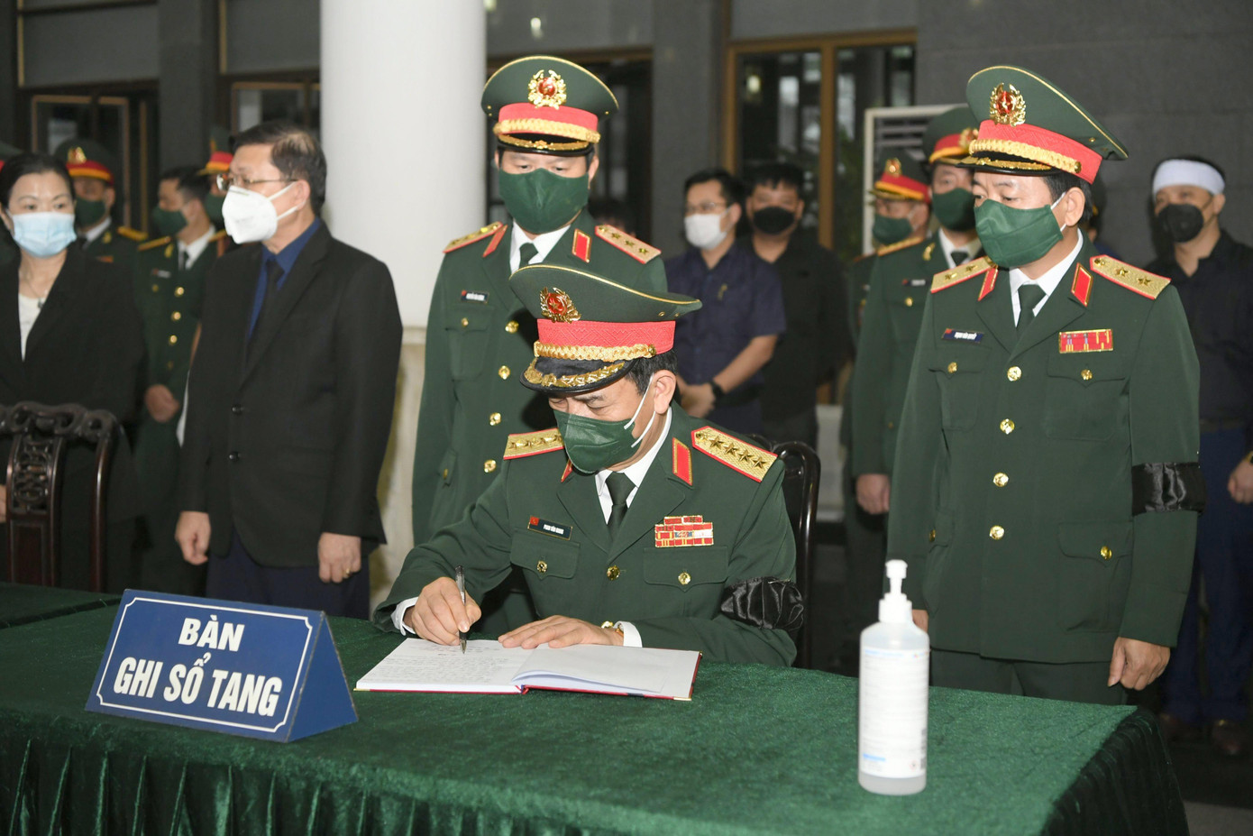 Đại tướng Phan Văn Giang trân trọng ghi sổ tang