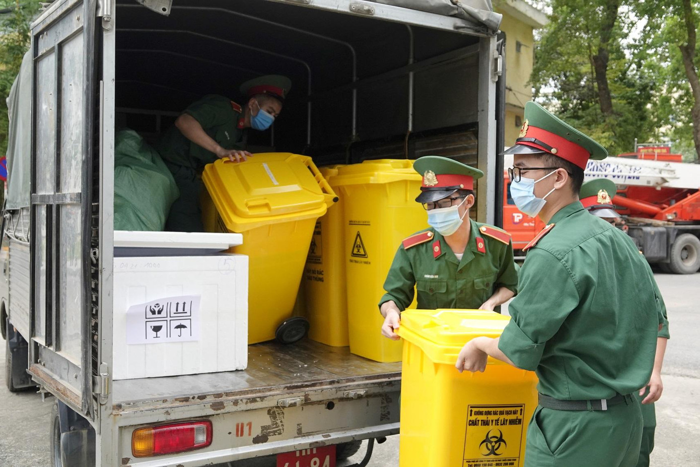 Vận chuyển trang thiết bị y tế chống dịch đưa tới Bắc Ninh. Ảnh: Nguyễn Minh