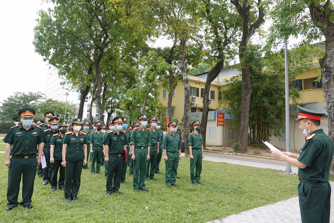 Đoàn công tác nghe phổ biến kế hoạch hành quân và nhiệm vụ được giao. Ảnh: Nguyễn Minh
