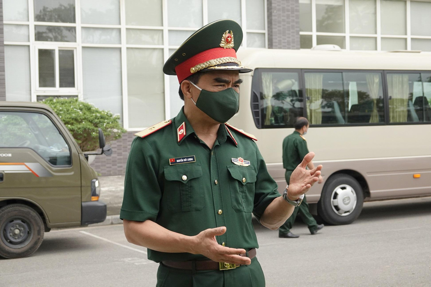 Thiếu tướng Nguyễn Viết Lượng phát biểu giao nhiệm vụ cho đoàn công tác trước giờ xuất quân. Ảnh: Nguyễn Minh