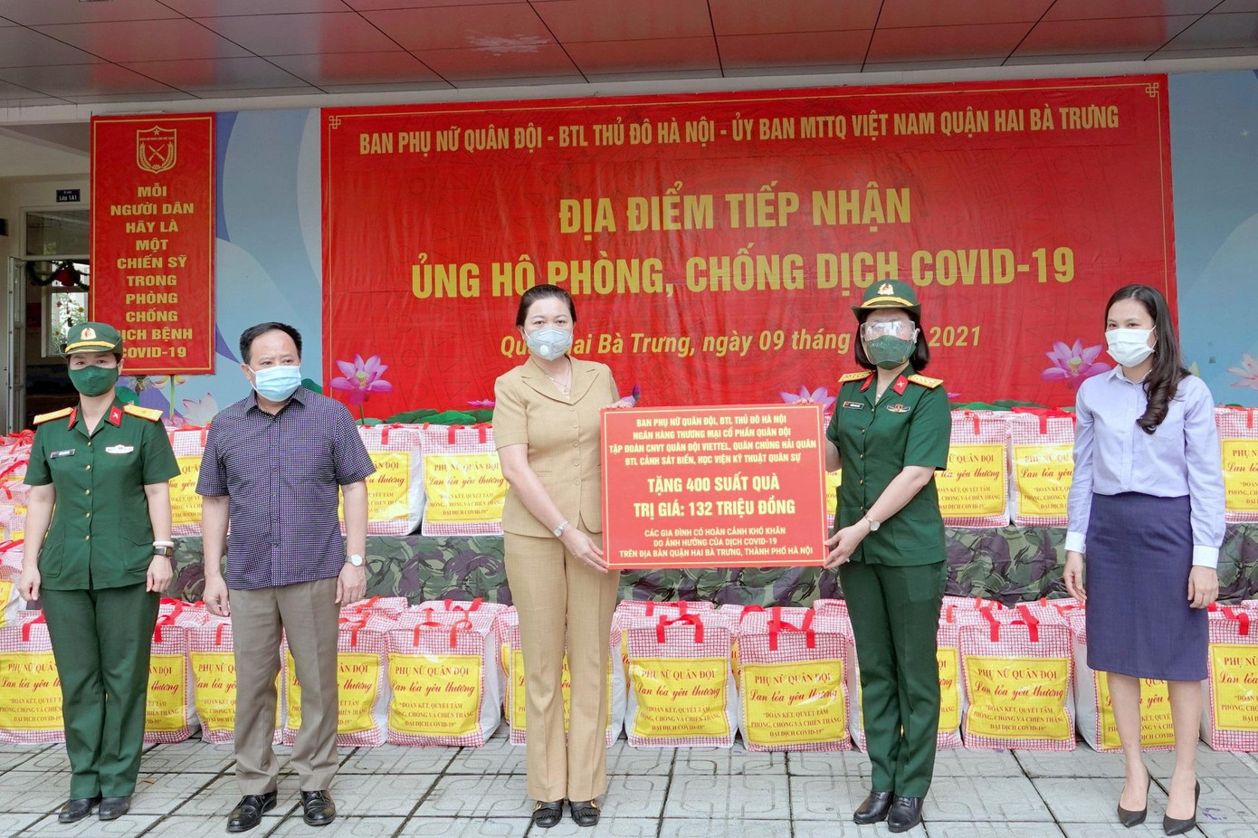 Trao tặng 400 suất quà cho người dân quận Hai Bà Trưng Trao tặng 400 suất quà cho người dân quận Hai Bà Trưng