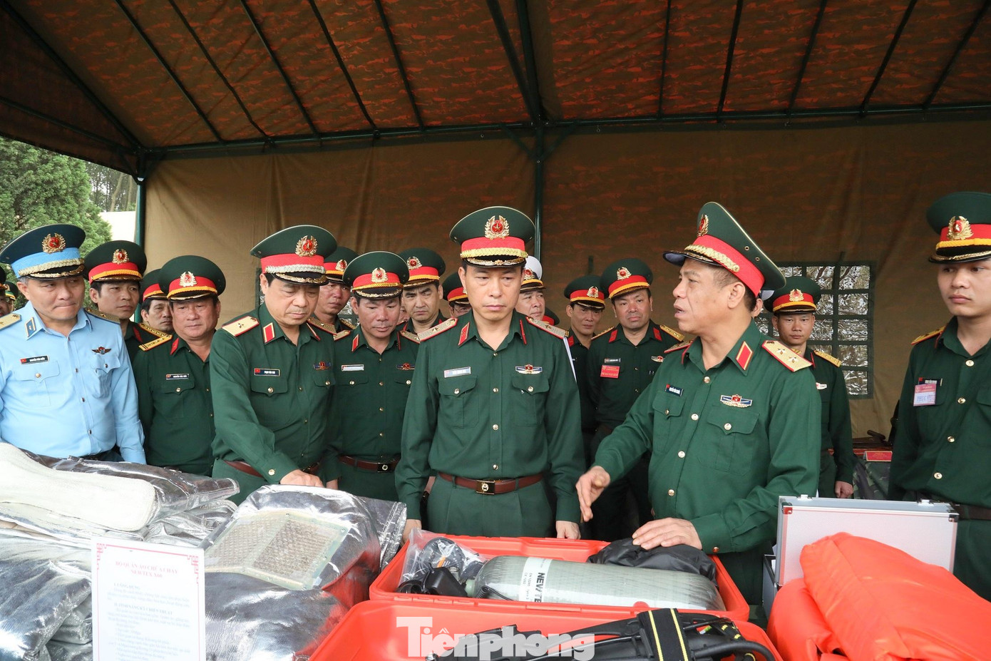 Trung tướng Nguyễn Văn Nghĩa, Phó Tổng Tham mưu trưởng QĐND Việt Nam cùng lãnh đạo Binh chủng Công binh và các đại biểu tham quan khu trưng bày trang bị công binh tại lễ khai mạc hội thao, ngày 29/3 Trung tướng Nguyễn Văn Nghĩa, Phó Tổng Tham mưu trưởng QĐND Việt Nam cùng lãnh đạo Binh chủng Công binh và các đại biểu tham quan khu trưng bày trang bị công binh tại lễ khai mạc hội thao, ngày 29/3