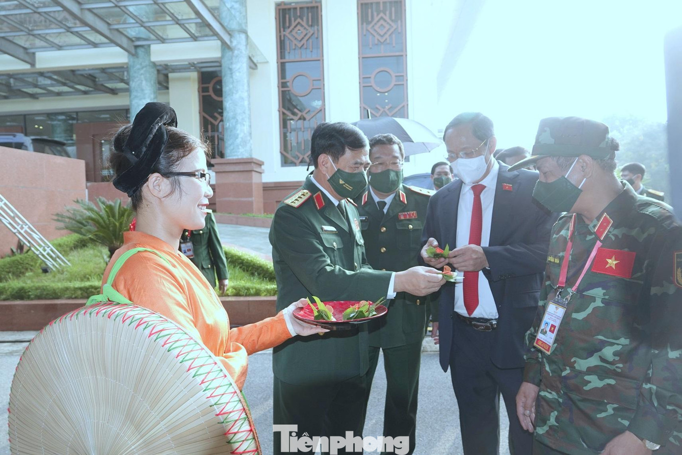 Cũng tại Không gian văn hóa, Đại tướng Phan Văn Giang đã lấy trầu têm cánh phượng do các liền chị Quan họ Bắc Ninh mời trầu để tặng các đại biểu. Ảnh: Nguyễn Minh