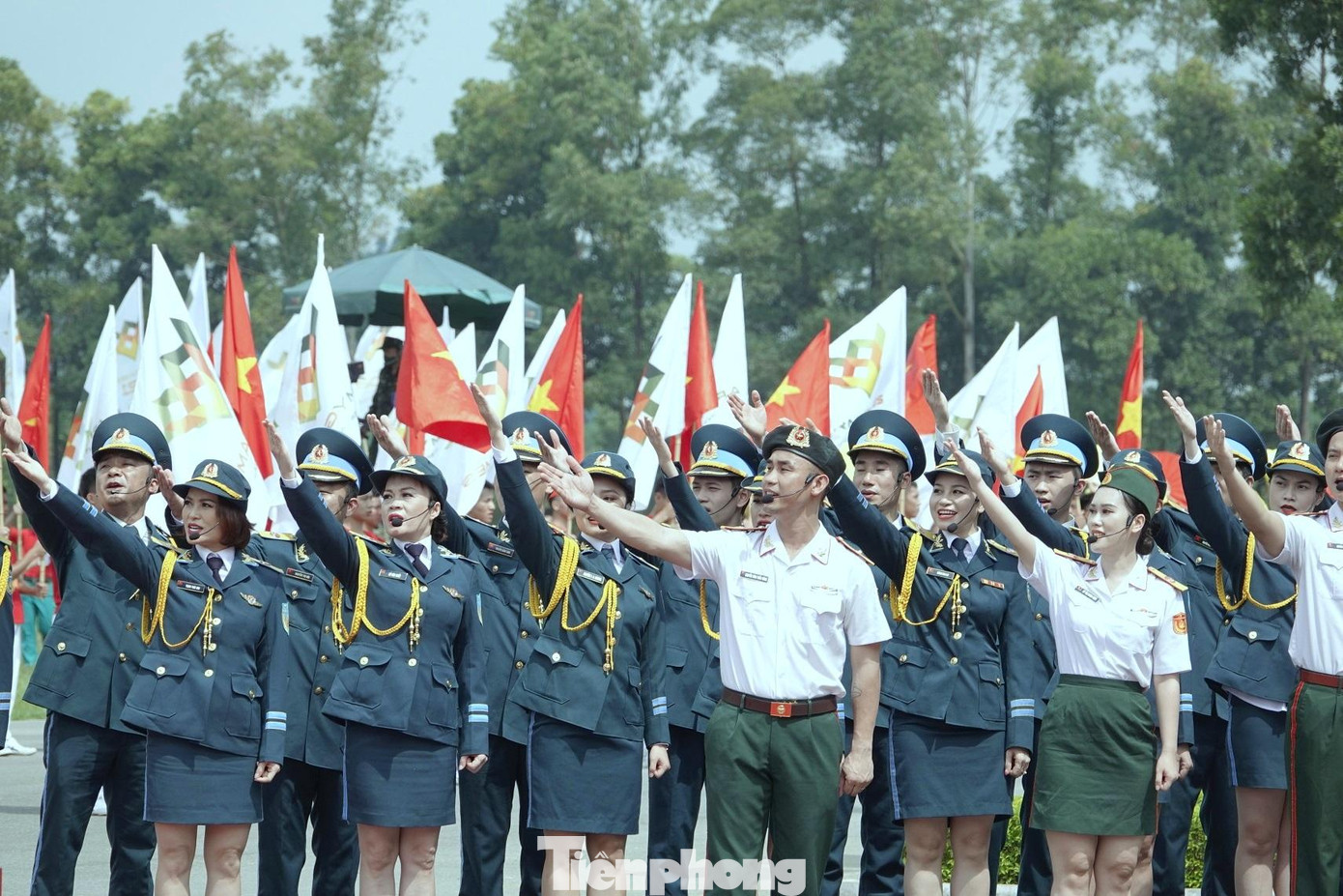 Nam nữ nghệ sĩ, diễn viên Quân đội nhân dân Việt Nam biểu diễn nghệ thuật tại lễ bế mạc. Ảnh: Nguyễn Minh